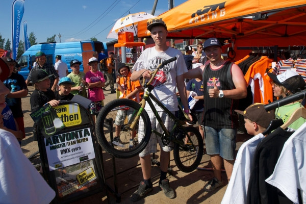 Pyörän Sami Koivuniemelle luovutti Erno Örthen.