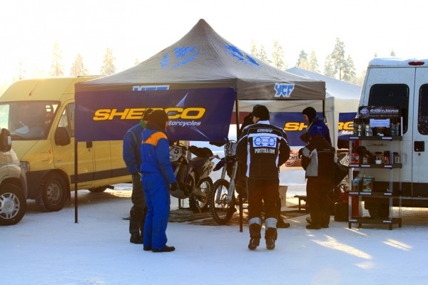 Sherco tiimi kokosi kuljettajansa saman teltan alle.