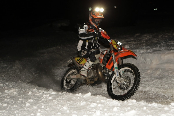 Oskari Kantonen pimeydessä. Kuva: Xracing