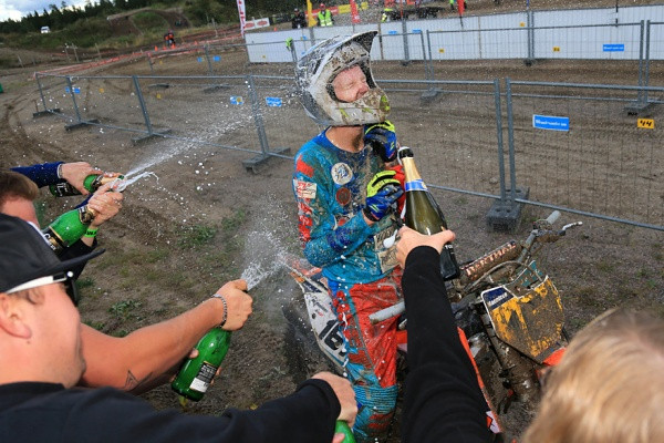 Viime kausi päättyi KTM-kuljettaja Aki Mannisen juhlaan. Kuva: Jani Hovi / Xracing