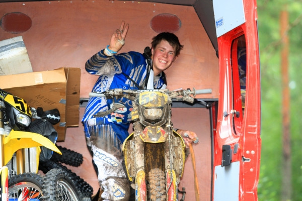 Mikael Miettinen pakkaamassa pyörää autoon.