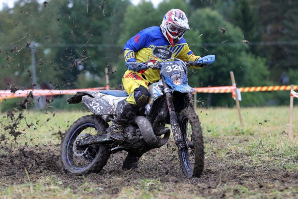 Jari-Pekka Lundahlin menoa liukkaalla pellolla. Kuva: Jani Hovi / Xracing