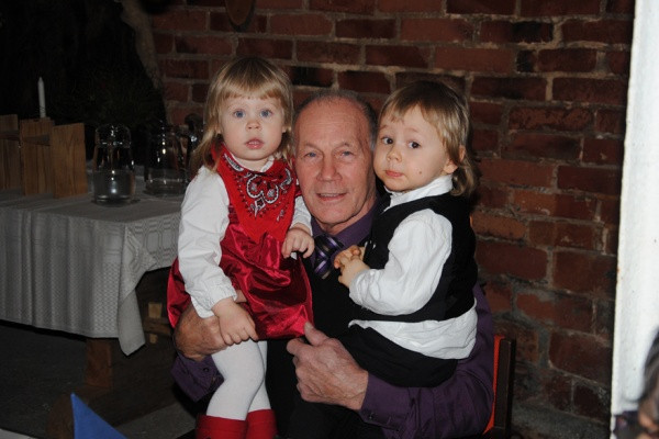 Elmeri ja Silja halusivat koko ajan pappansa syliin.