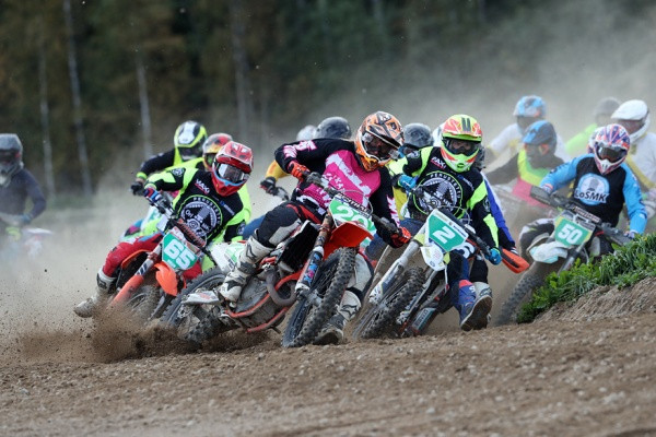 Niko Kalatie (20) oli ensimmäisessä mutkassa ensimmäisenä. Kuva: Jani Hovi / Xracing