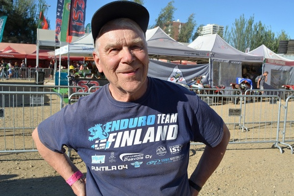 80-vuotias Pertti Kärhä matkasi viime vuonna Chilen Vina del Mariin 61 vuotta ensimmäisen Six Days Enduro -kilpailunsa jälkeen auttamaan Suomen joukkuetta.  Kuva: Nita Korhonen.