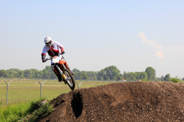 Hieman kokeneemman Sinisalo- kuljettaja Sami Salosen tyylinäyte. Kuva: KTM Motorsport