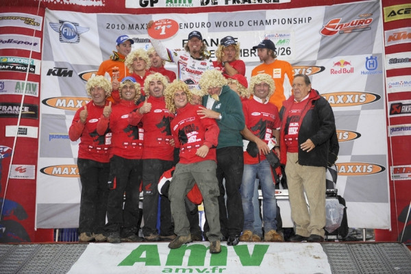 Aholan juhlaa podiumilla. Kuva: Dario Agrati