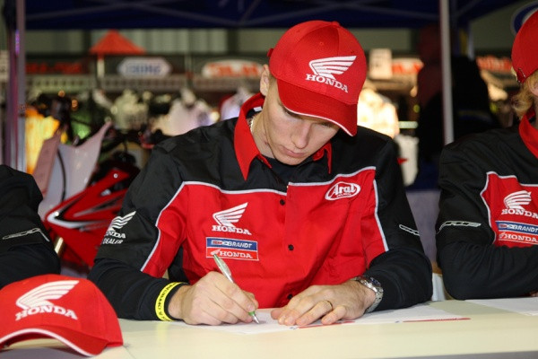 Santtu Tiainen allekirjoitti sopimuksen Hondan kanssa Tampereen supercrosstapahtumassa.