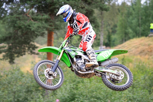 Mika Tamminen MXJ-luokan päivän kokonaiskilpailun voittoon.