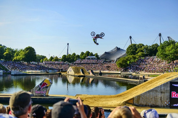 Tapahtuma keräsi katsomot täyteen yleisöä. Kuva: Red Bull Content Pool