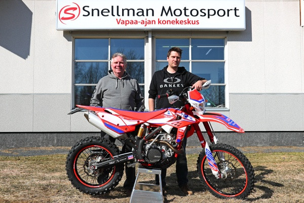 Harry (vas.) ja Kristian Snellman lupaavat asiakkaille parempaa palvelua. Kuva: Jani Hovi / Xracing
