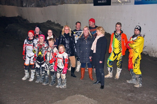 Kuvassa TSMU:n kuljettajia sekä vasemmalta naiset Tuija Hyytiä