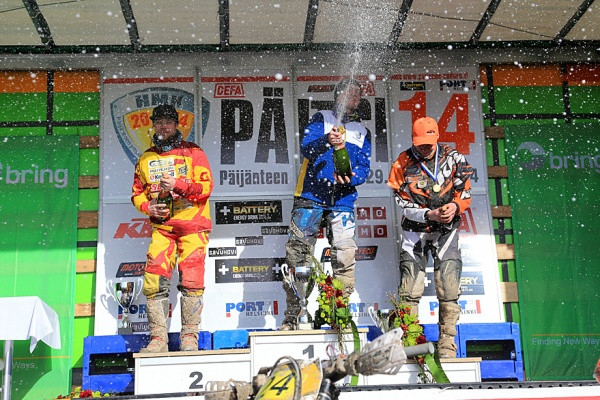 Antti Hellsten juhli voittoa tänä vuonna Päijänteen ympäriajossa. Kuva: Jani Hovi / Xracing