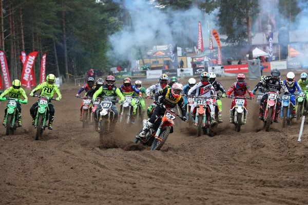 MX2-luokan ensimmäisen erän startti. Kuva: Jani Hovi / Xracing