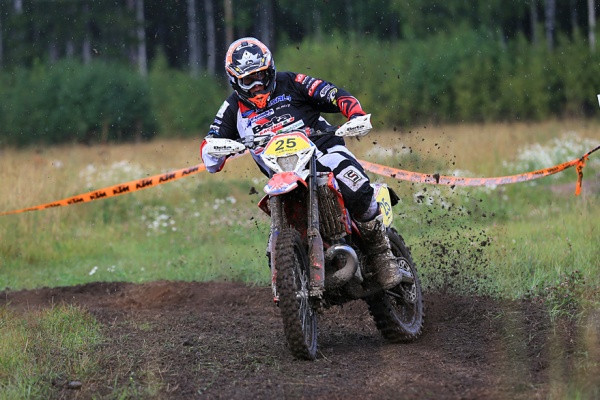 Marko Tarkkala liukkaalla Riihimäen pellolla. Kuva: Jani Hovi / Xracing