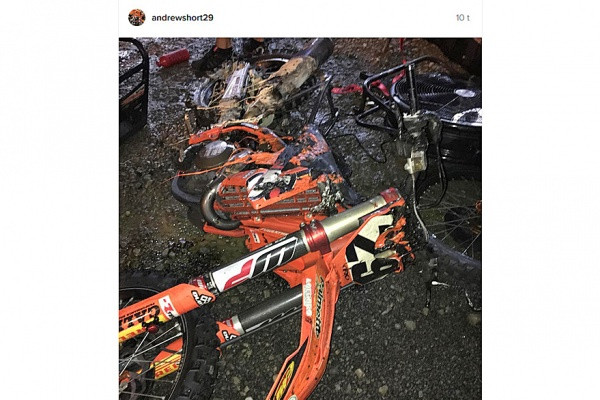 Andrew Short jakoi Instagram -tilillään kuvan palaneesta pyörästään.