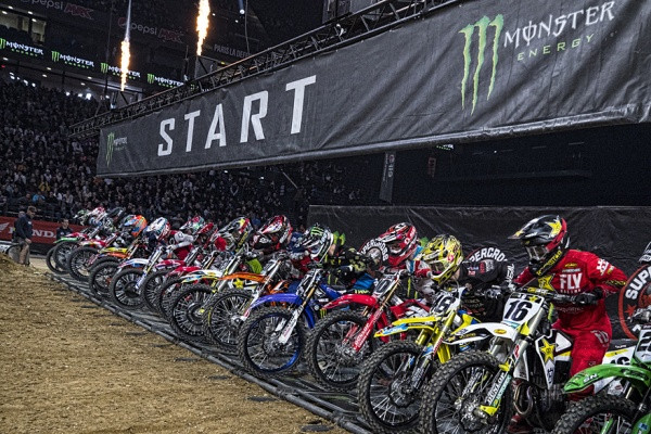 Varmasti suurimman osan mielestä Pariisin supercrossin kuuluisi olla yhä Bercyn Palais Omnisport –areenalla. Mutta hallin suuren remontin ja sitä seuranneen muodonmuutoksen johdosta kisa tuskin enää palaa sinne. Pariisin keskustassa sijaitseva uusi La Defense –areena on vanhaa Bercyn hallia huomattavasti suurempi ja sinne mahtuukin radalle samaan aikaan täysi puomillinen kuljettajia.