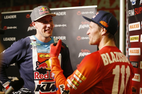 Cody Webb (vas.) otti taistelun jälkeen SuperEnduron maailmanmestaruuden itselleen Ruotsissa. Kuva: Future7media
