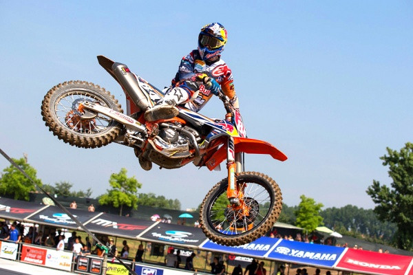 Jeffrey Herlings katseli myös tänään taakseen