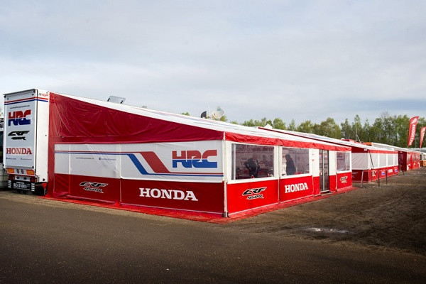 HRC Honda -tiimi koki kovia Ranskassa. Kuva: Honda