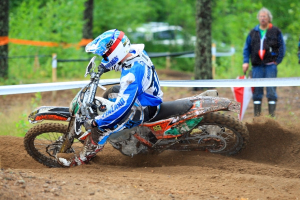 Kimmo Hurrin menoa ennen kaatumista.