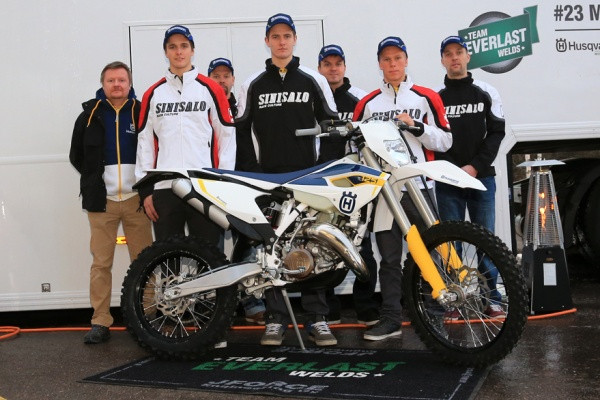 Edessä tiimin kuljettajat Jani Salonen (vas.)