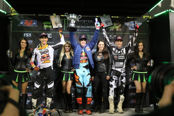 450SX-luokan podium. Marvin Musquin (vas.) otti uransa ensimmäisen palkintokorokepaikan isosta luokasta. Ryan Dungey ajoi puolestaan kolmanteen peräkkäiseen voittoon