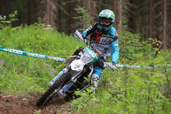 Eemil Pohjola ajoi pirteästi MM-enduron avauspäivänä. Kuva: Jani Hovi / Xracing