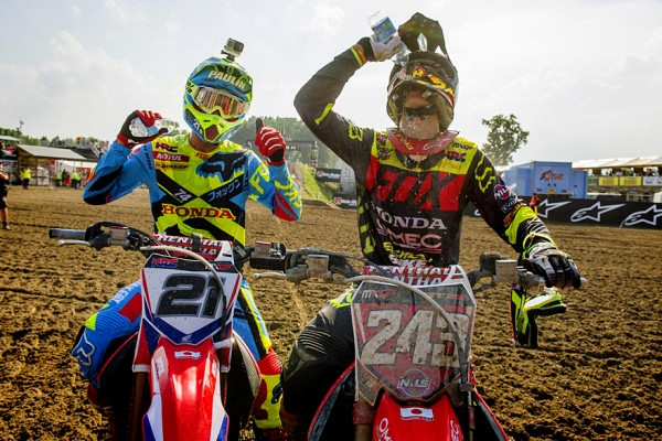 Tim Gajser (oik.) jatkoi hallintaansa MXGP-luokassa. Gautier Paulin täydensi Hondan menestystä ajamalla toiseksi. Kuva: Honda