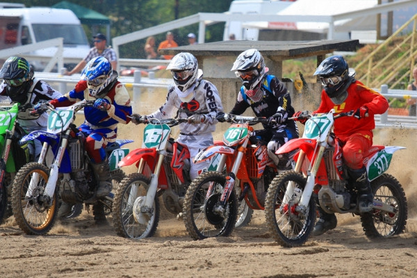 MXJ-luokan nopeimmat kuljettajat lähtöviivalla.