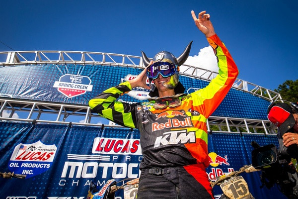 Marvin Musquin juhli voittoa päivän päätteeksi. Kuva: Simon Cudby