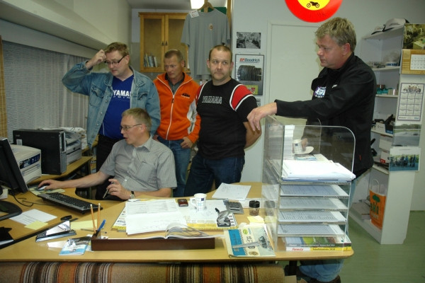 Suunnitelmia on tarkistettu ja hiottu kokouksissa. Karttoja tutkivat tietokoneelta Esa Salo  (istumassa) ja vasemmalta lukien Esa Mattila