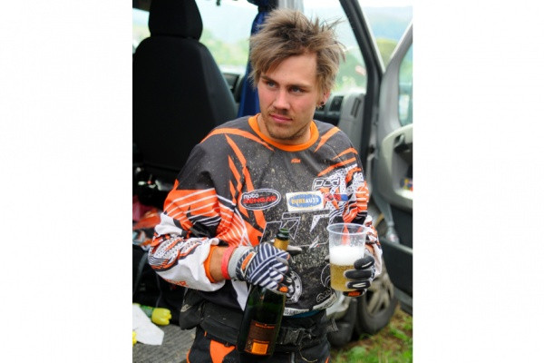 Tuore euroopanmestari kuohujuoman parissa.