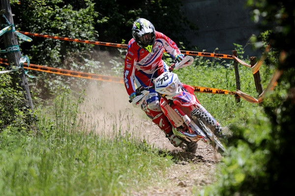 Steve Holcombe johtaa EnduroGP-luokkaa ennen Kreikan osakilpailua. Kuva: Jani Hovi / Xracing