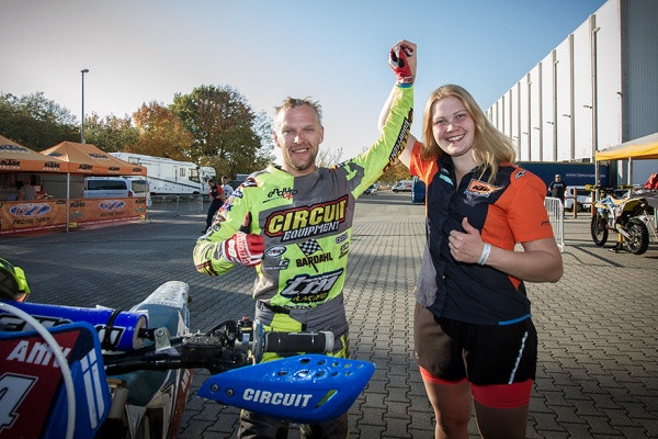 Eero Remes ja Sanna Kärkkäinen juhlivat sunnuntain päätteeksi. Kuva: Henri Salminen