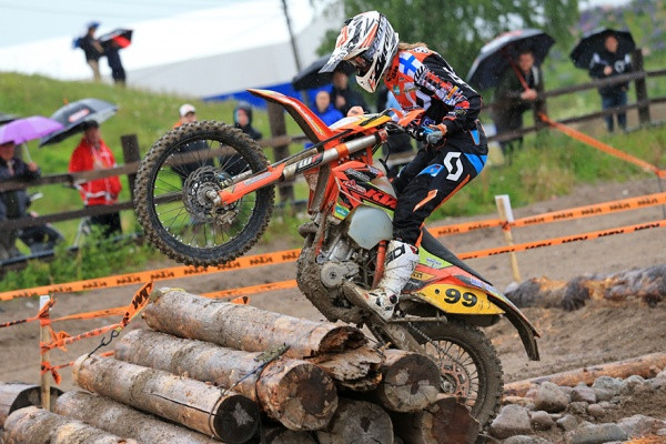 Henric Stigell ajoi uransa ensimmäisen SM-voittoon endurossa. Samalla tilille tuli yleiskilpailun neljäs sija. Kuva: Jani Hovi / Xracing