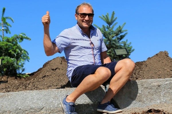 Pekka Vehkonen puunistutus puuhissa.