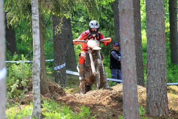 Henric Stigell extremetestillä puiden lomassa.