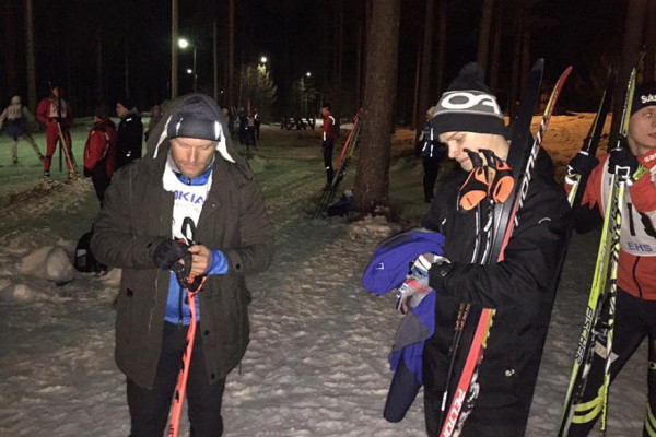 Eero Remes ja Antti Hellsten hiihtokisojen pauloissa. Kuva: Marko Tarkkala