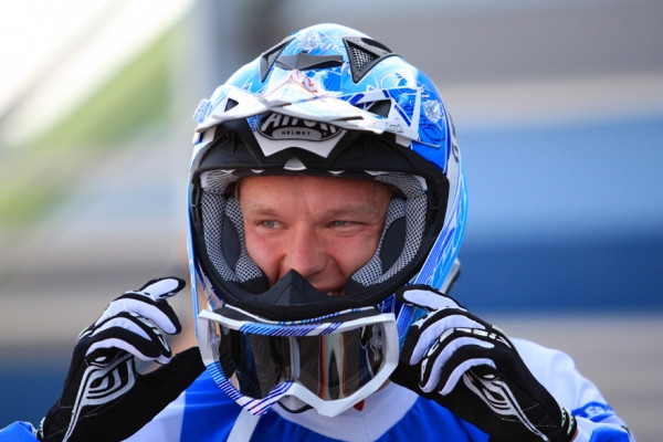 Eero Remes harjoittelee ajolasien käyttöä.