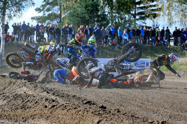MX2-luokan ensimmäisen erän startissa rytisi.