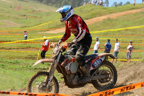 Reijo Karppinen vauhdissa loppucrossissa.