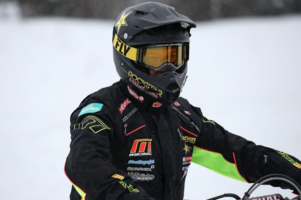 Antti Hellsten palaa nelarin sarviin. Kuva: Jani Hovi