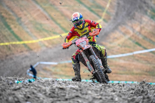 Torstaina Espanja pöly vaihtui kuraan. Kuva: FIM