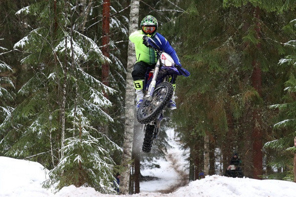 Viime vuoden EnduroGP-luokan maailmanmestari Matthew Phillips pääsee reitille ensimmäisenä. Kuva: Jani Hovi / Xracing