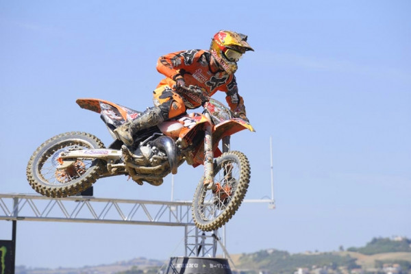 Ken Roczen hauskuutti itseään ja yleisöä 125-kuutioisen pyörän sarvissa.