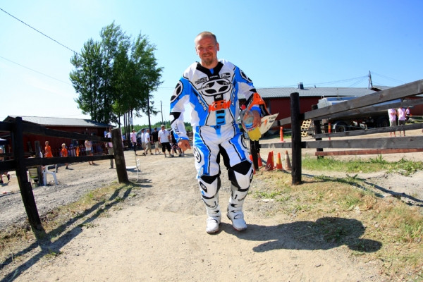 Samuli Aro astelemassa Vantaan MM-osakilpailun ensimmäisen erän lähdönodotusalueelle.