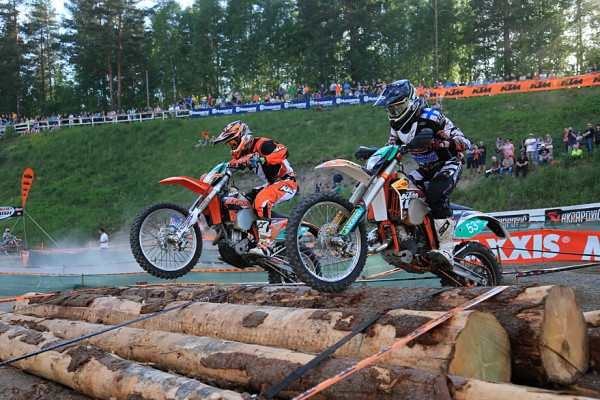 Toissa vuonna Heinolassa nähtiin supertestillä runsaasti yleisöä ja kovia kaksintaisteluita. Kuva: Jani Hovi / Xracing