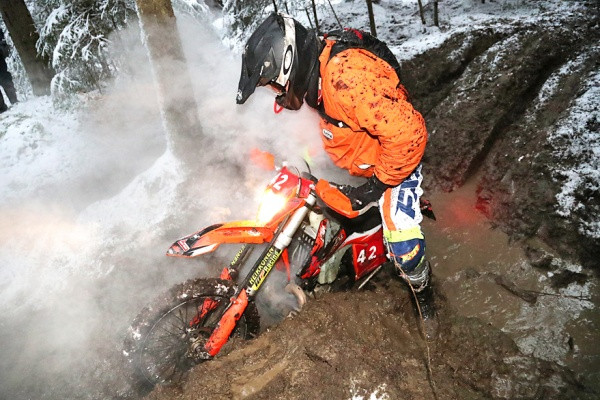 Tapio Koivusaari voitti Jyrki Savolan ja Ari Mäkelän kanssa 2-luokan. Kuva: Jani Hovi / Xracing