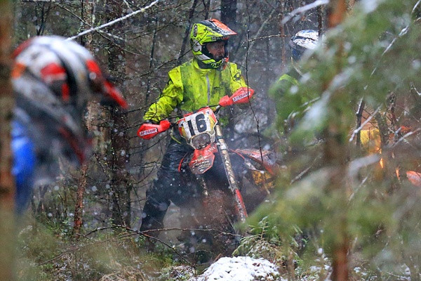 Jari Mattila hämeenlinnalaisessa metsässä. Kuva: Jani Hovi / Xracing